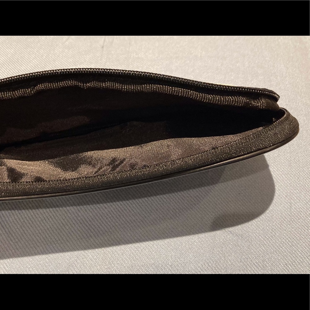 Targus Zippered Accessory Pouch - Picture 4 of 5